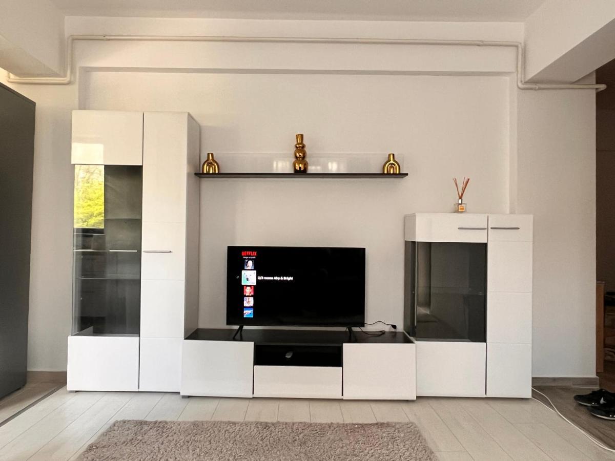 2 Rooms Apartment Airy & Bright Relax Iasi Bagian luar foto