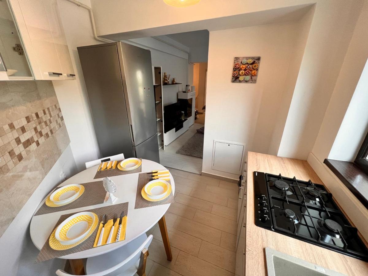 2 Rooms Apartment Airy & Bright Relax Iasi Bagian luar foto