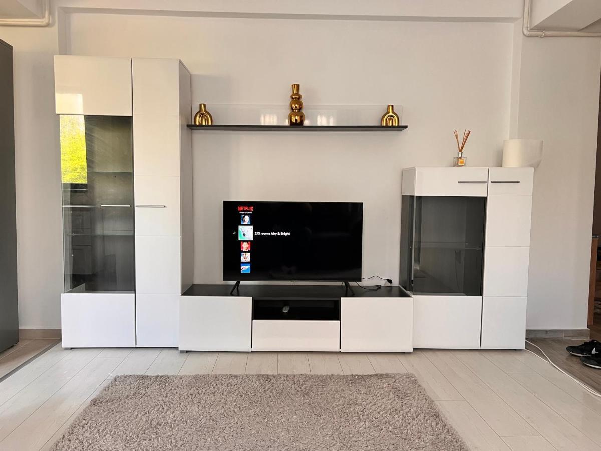 2 Rooms Apartment Airy & Bright Relax Iasi Bagian luar foto