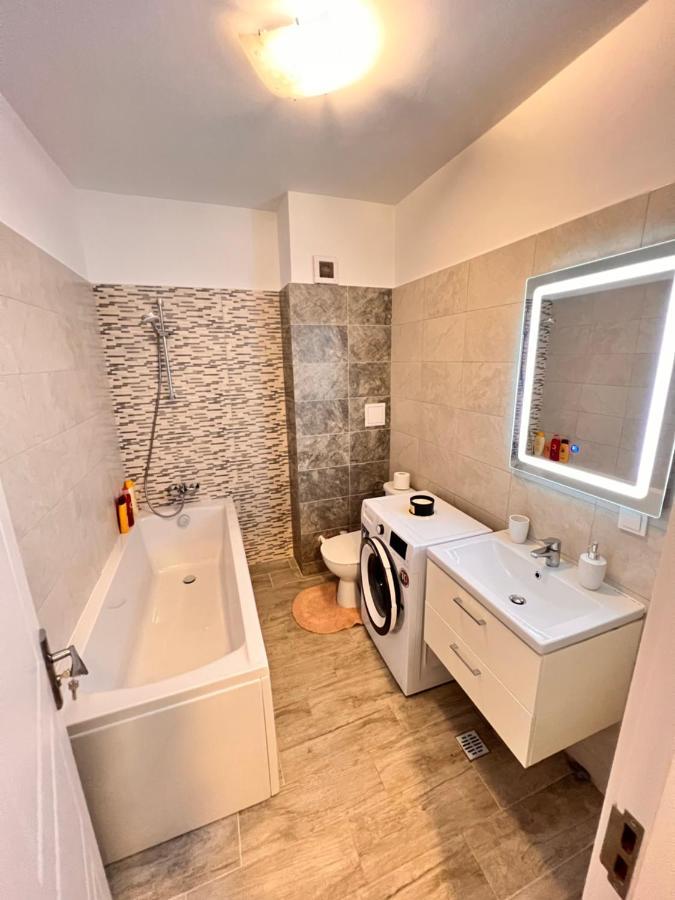 2 Rooms Apartment Airy & Bright Relax Iasi Bagian luar foto