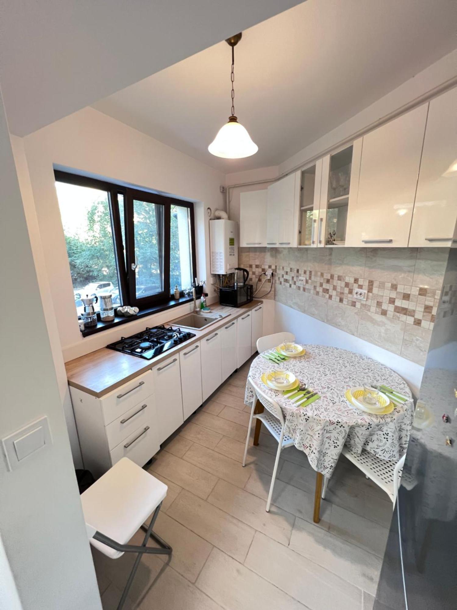 2 Rooms Apartment Airy & Bright Relax Iasi Bagian luar foto